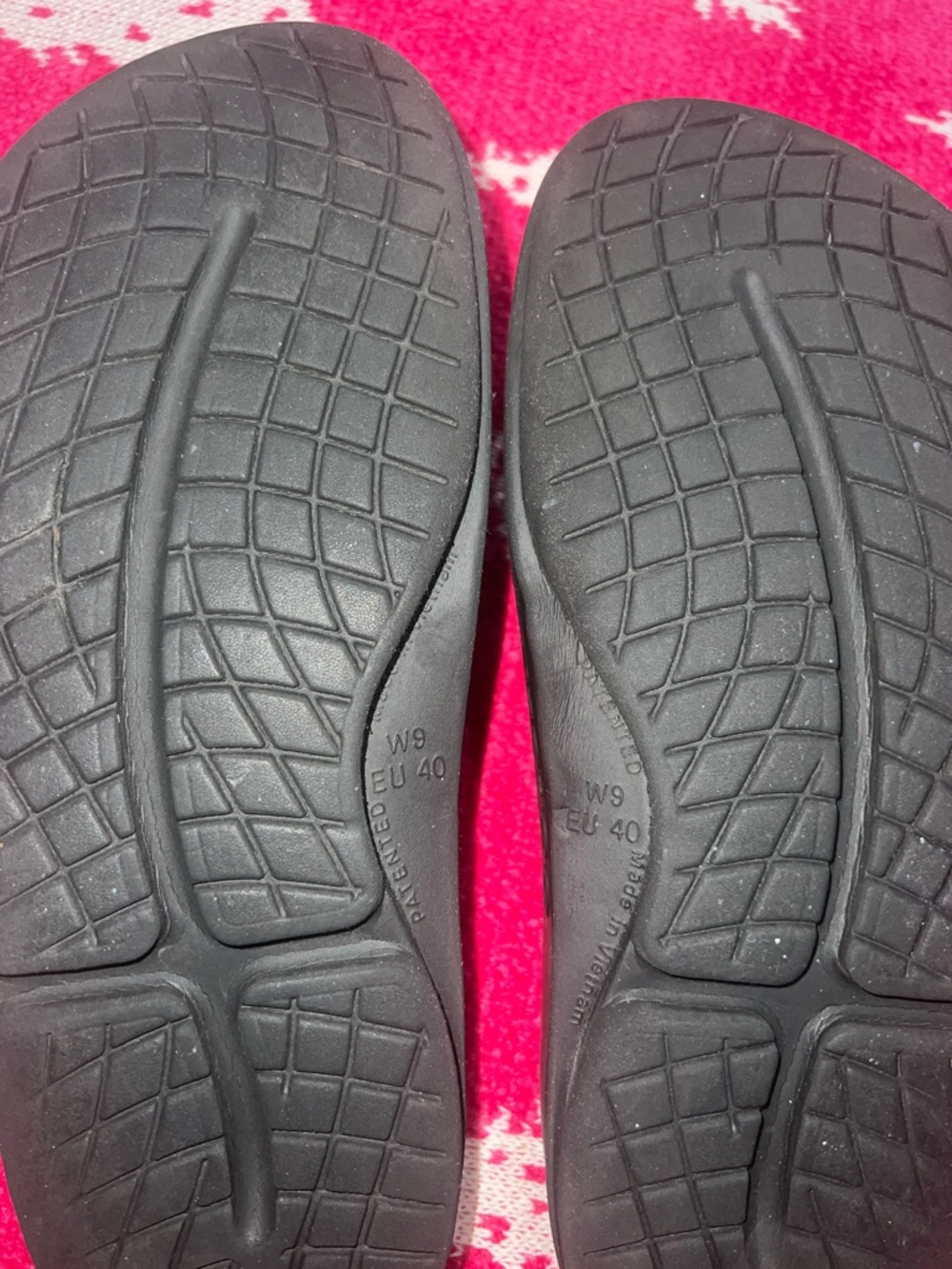 OOFOS OOmega OOahh Luxe Platform Recovery Slides- Metallic Silver - Picture 9 of 9